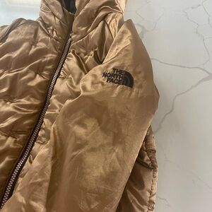 Girls northface jack - gorgeous metalic gold